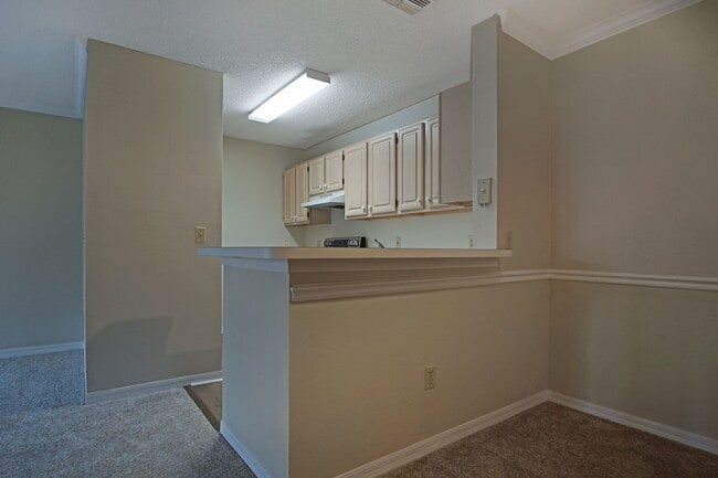 Building Photo - 1 Bedroom / 1 Bathroom Condo with Resort-Style Living