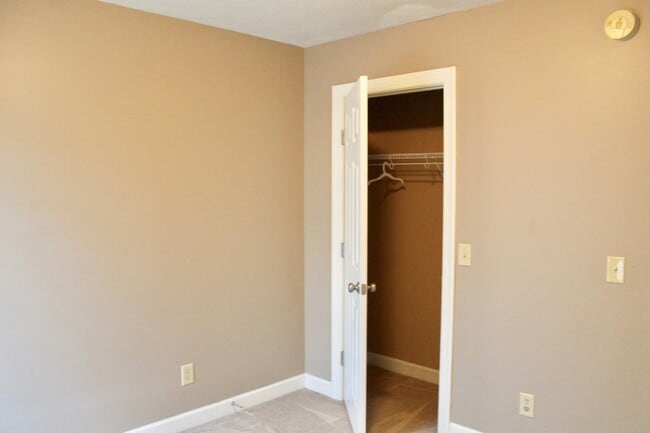 Building Photo - Large Townhome with a garage for rent! Lar...