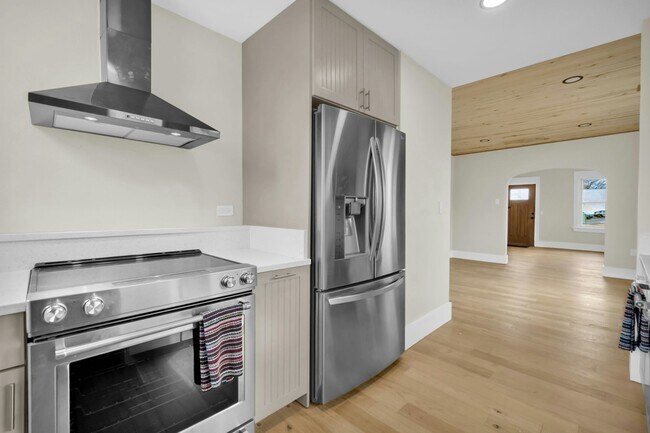 Building Photo - 2738 Pine St