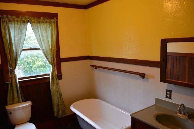 Building Photo - Beautiful, spacious Craftsman, Owner pays Yard Care, Laundry on site