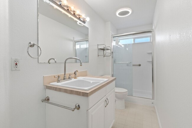 Building Photo - 4 bedroom 3 bath home with 3 car garage in...