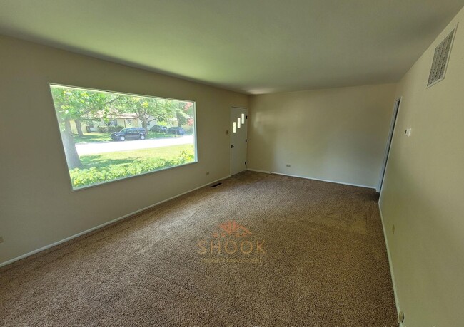 Building Photo - AVAILABLE JUNE 2026 - 2 BR + DEN WITH LARGE YARD