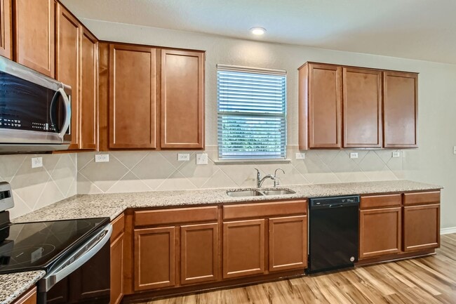 Building Photo - Charming 3 Bedroom Home Near