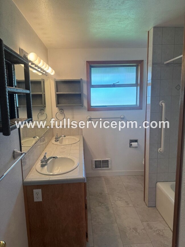 Building Photo - Charming house in downtown Snohomish