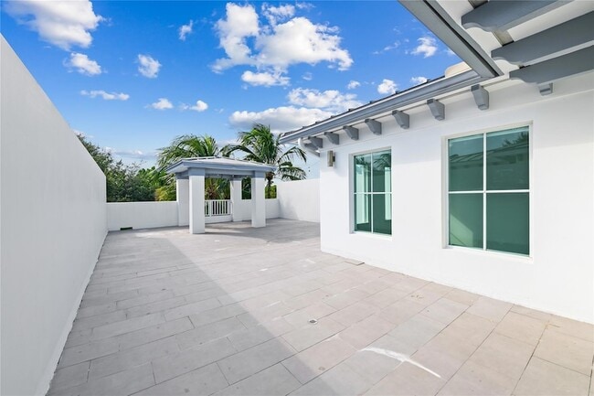 Building Photo - 218 NE 15th Ave