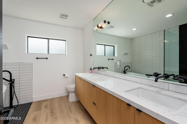 Building Photo - 4421 E Earll Dr