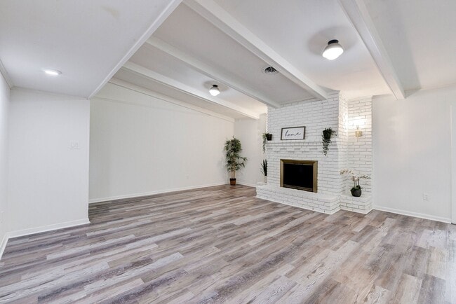 Building Photo - 1703 N Roberson St