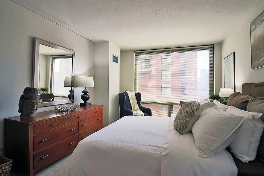 Building Photo - 1184 N Dearborn St