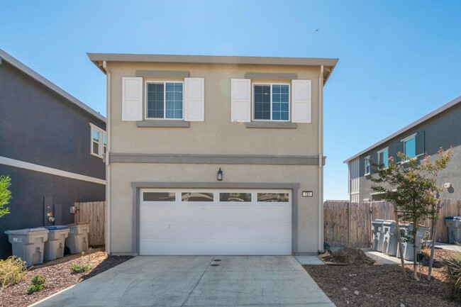 Building Photo - Beautiful almost new 3 bedroom 2/5 bath in...