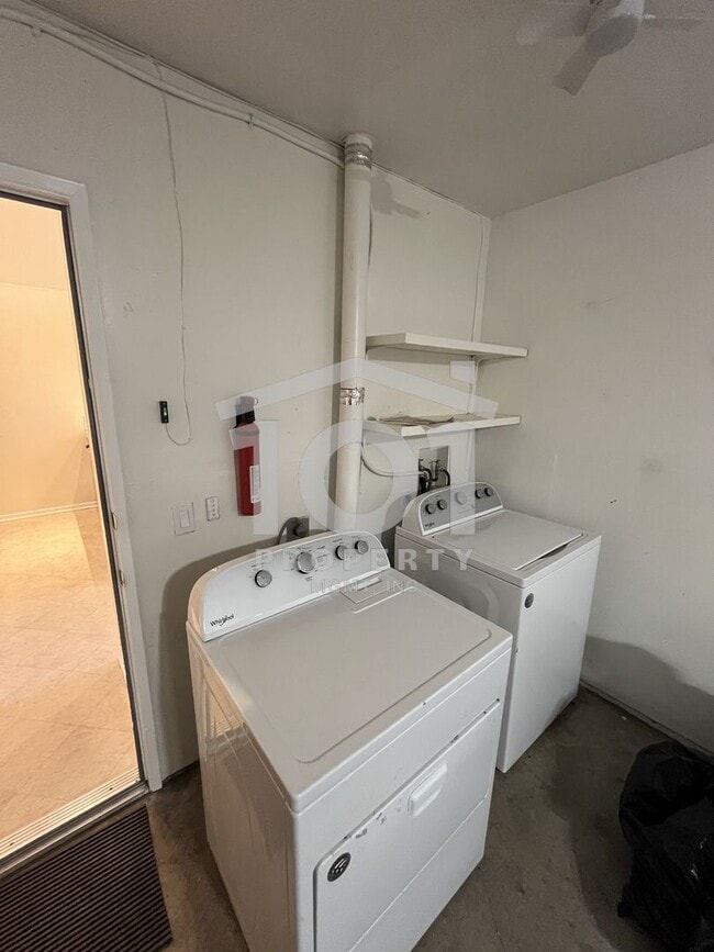 Building Photo - Charming and spacious single-level 2-bedroom, 2-bath condo