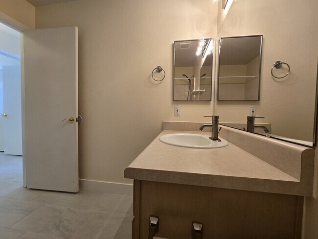 Building Photo - 7980 N Siskiyou Dr