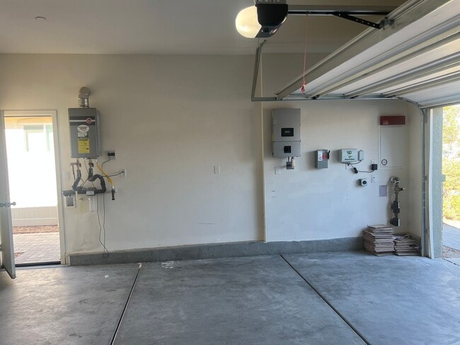 Building Photo - 3 Bedroom Plus Bonus Room Single Family Ho...