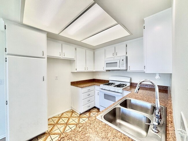Building Photo - Oxnard | Welcome to the Pearl of Oxnard Du...