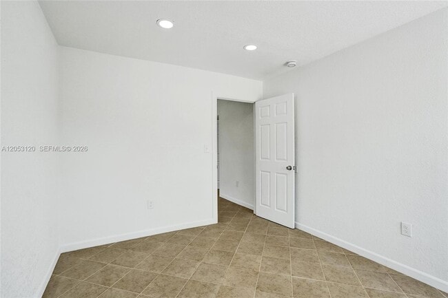 Building Photo - 2120-2122 Thomas Street Unit 2122