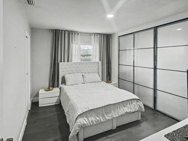 Building Photo - 1204 E Lambright St