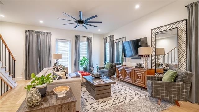 Building Photo - 694 W Main St