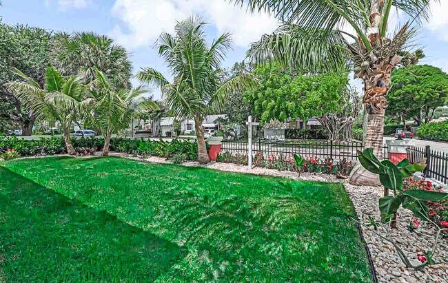 Building Photo - 532 N Palmway