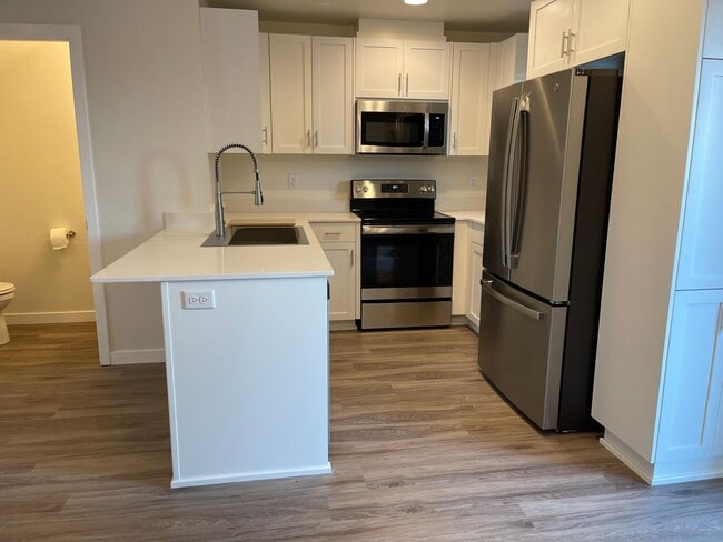 Building Photo - End Townhouse Unit in South Medford/Phoenix Area