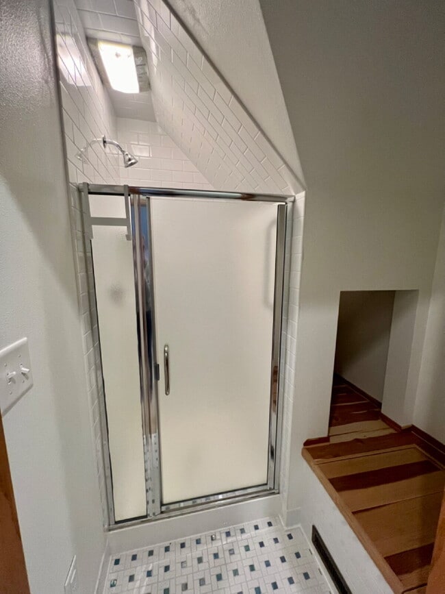 Building Photo - Charming Three Bedroom Home!