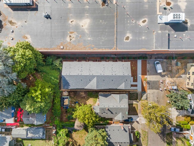 Building Photo - *1 MONTH FREE RENT* A 2bd/2bath Modern Tow...