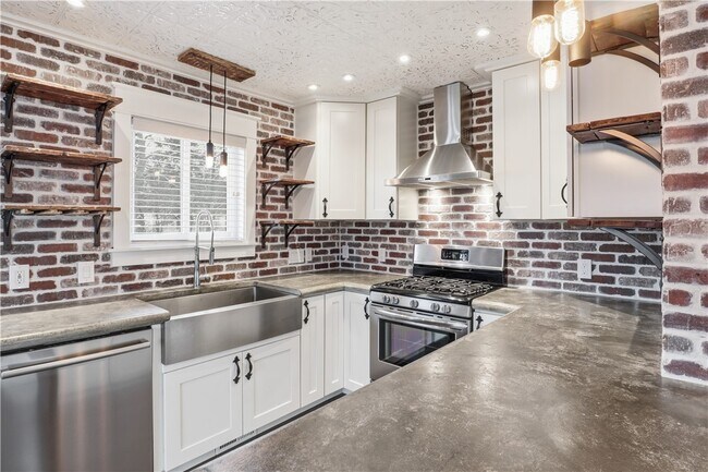 Building Photo - 456 Surrey Hill Way