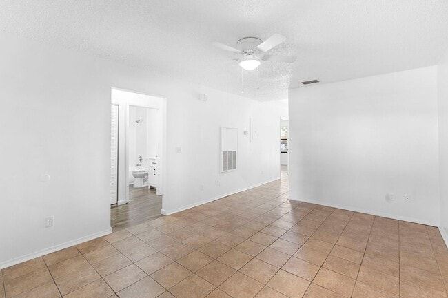 Building Photo - Beautiful Newly Renovated 2 Bedroom 2 Bath...