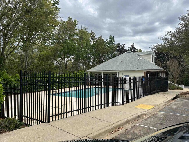 Building Photo - 2738 W Tharpe St