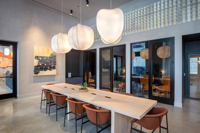 Building Photo - 755 S Clark St