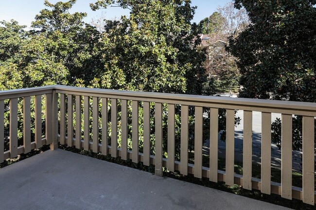 Building Photo - Impeccably remodeled unit-don't miss this ...