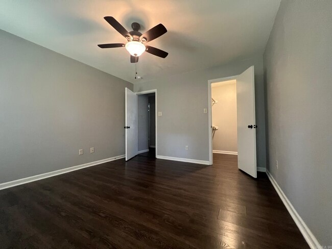 Building Photo - 1011 Green Valley Dr