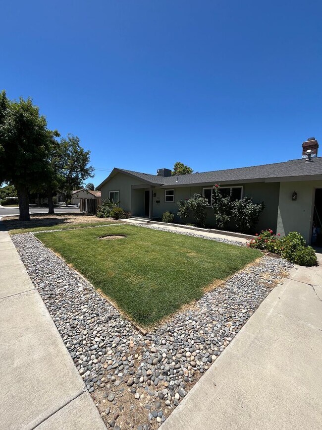 Building Photo - Available Now! Move-In Ready