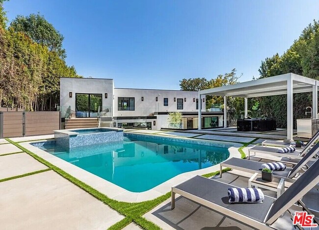 Building Photo - 1271 Sunset Plaza Dr