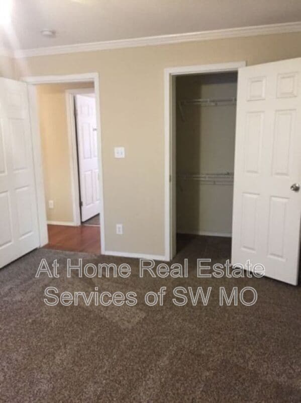 Building Photo - 503 W Warren Ave