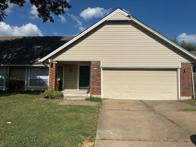 Building Photo - This duplex offers 3 spacious bedrooms, 2....