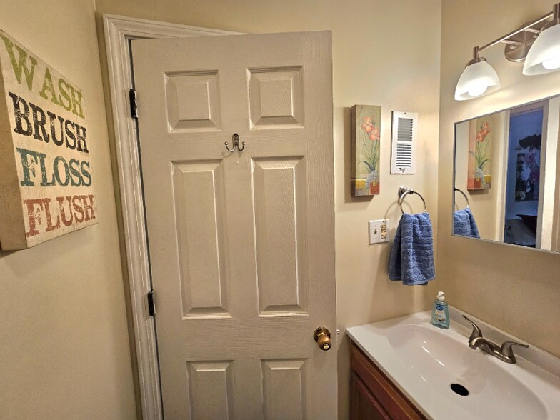 Building Photo - 2124 W Jackson St