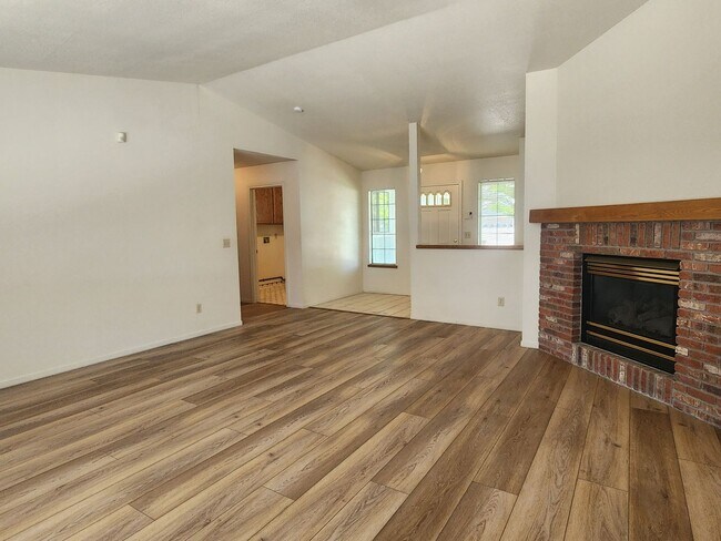 Building Photo - Home For Rent in Sunridge