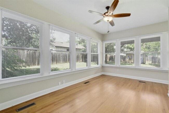 Building Photo - 1606 Travis Heights Blvd