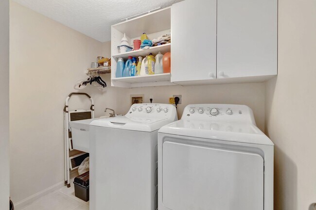 Building Photo - 5810 Crystal Shores Dr