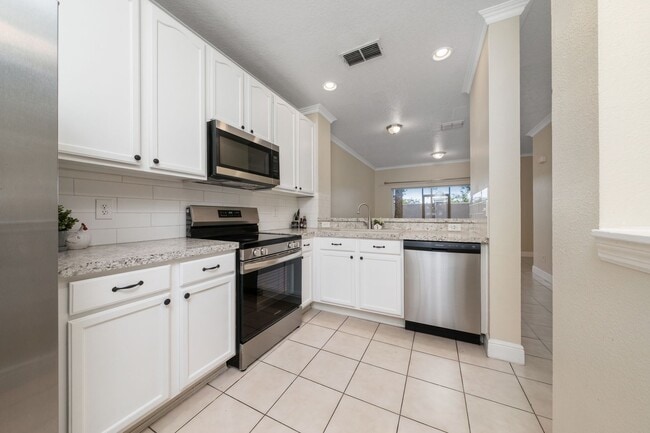 Building Photo - 2 Bedroom /2.5 bathrooms Town House. Just few minutes from Medical City.
