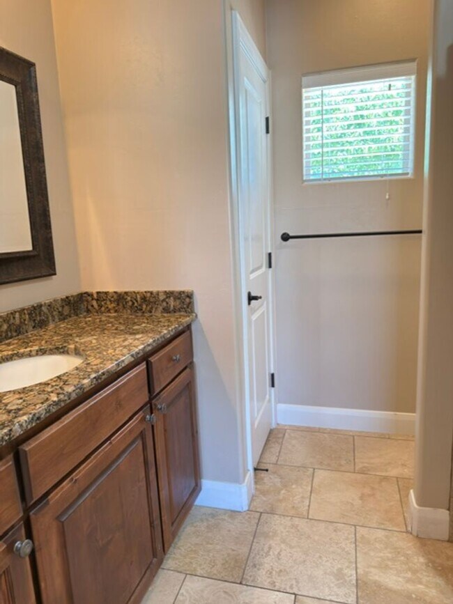 Building Photo - Gorgeous 6 Bedroom Home in Washington!
