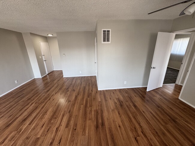 Building Photo - 5333 Russell Ave