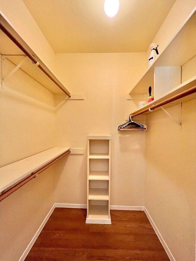 Building Photo - WONDERFUL WEST CAMPUS 1 BEDROOM - AVAILABLE AUGUST 2026 - OVERLOOK CONDOS - $1600