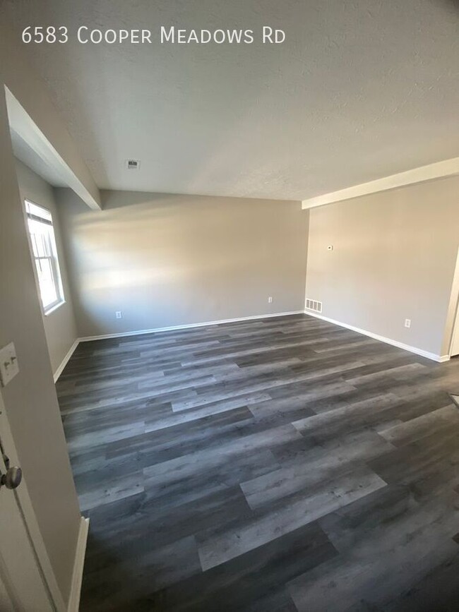 Building Photo - 2 Bed 2.5 Bath - Updated, Scenic, Convenient