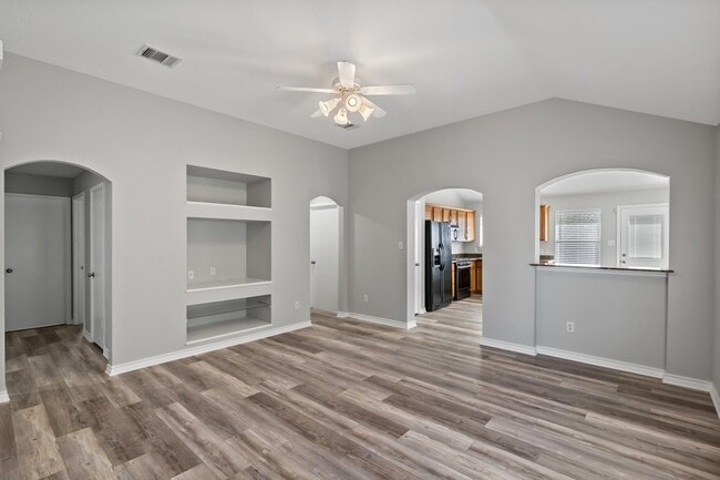 Building Photo - 1002 Crested Point Dr