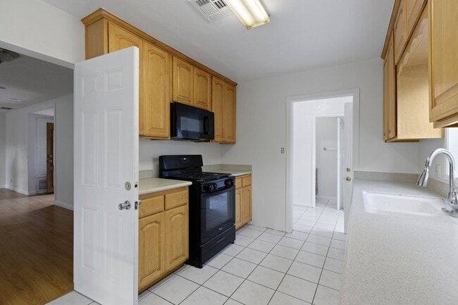 Building Photo - Charming 3 Bedroom / 1.5 Bathroom Home in ...