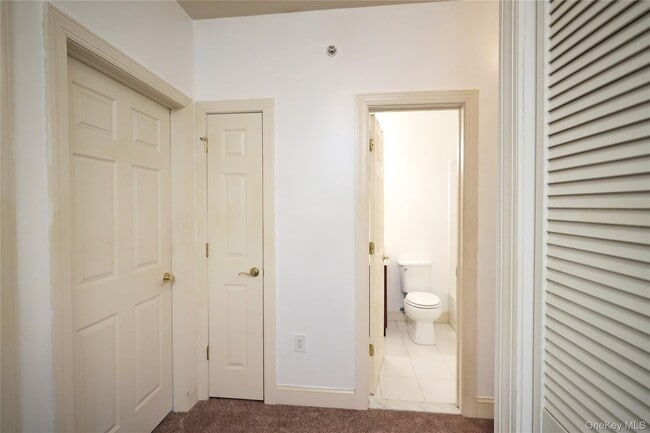 Building Photo - 102 Cove Ct