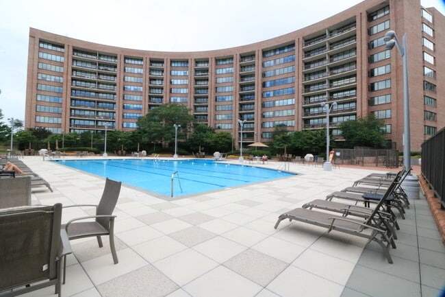 Building Photo - Classy 1/1 Convenience in Crystal City