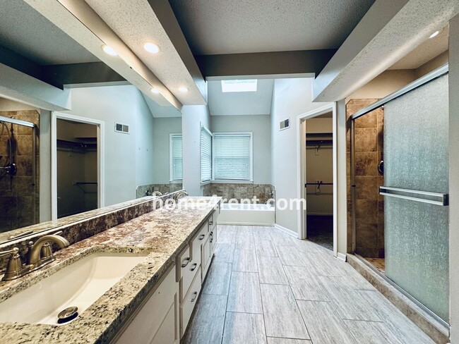 Building Photo - Blue Valley Schools, Granite Counters, Fin...