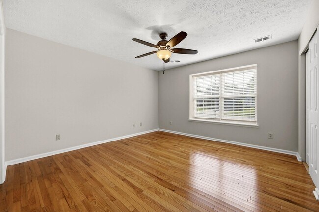 Building Photo - 3013 Redbud Ct