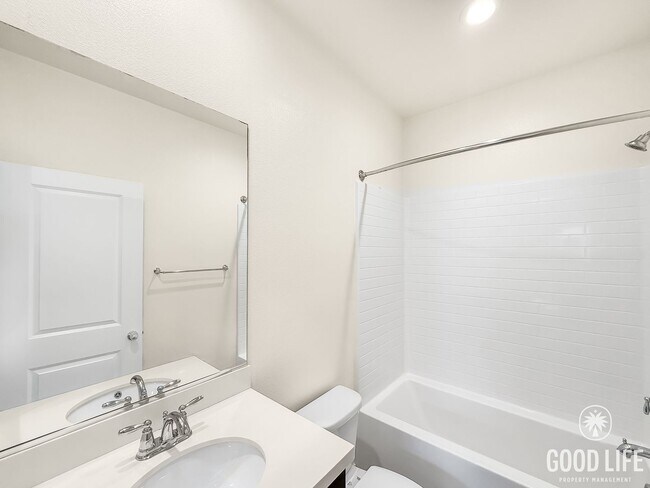 Building Photo - Great 4B/4BA Home Available for Lease in O...